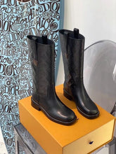 Load image into Gallery viewer, SE698    Size 4-10    Material: Cowhide  Lining: Sheep skin Sole: Italian leather
