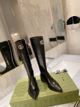 Load image into Gallery viewer, SE700   Size 5-10   Heels:3cm Shaft measures approximately 15.5” from arch Material: Cowhide  Lining: Sheep skin
