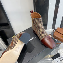 Load image into Gallery viewer, SE702   Size 5-9   Material: Cowhide  Lining: Sheep skin Sole: Italian leather
