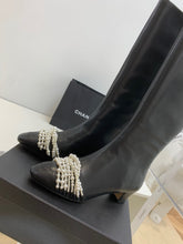 Load image into Gallery viewer, SE705  Size 5-9   Heels:4cm Shaft measures approximately 14.6” from arch Material: Cowhide  Lining: Sheepskin Sole: Italian leather
