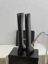 Load image into Gallery viewer, SE705  Size 5-9   Heels:4cm Shaft measures approximately 14.6” from arch Material: Cowhide  Lining: Sheepskin Sole: Italian leather
