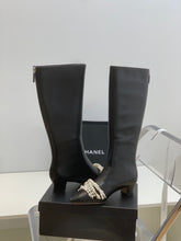 Load image into Gallery viewer, SE705  Size 5-9   Heels:4cm Shaft measures approximately 14.6” from arch Material: Cowhide  Lining: Sheepskin Sole: Italian leather
