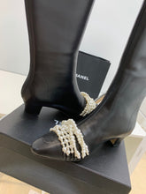 Load image into Gallery viewer, SE705  Size 5-9   Heels:4cm Shaft measures approximately 14.6” from arch Material: Cowhide  Lining: Sheepskin Sole: Italian leather
