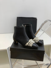 Load image into Gallery viewer, SE706  Size 5-9  Heels:4cm Shaft measures approximately 4.7” from arch Material: Cowhide  Lining: Sheepskin Sole: Italian leather
