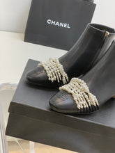 Load image into Gallery viewer, SE706  Size 5-9  Heels:4cm Shaft measures approximately 4.7” from arch Material: Cowhide  Lining: Sheepskin Sole: Italian leather
