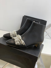 Load image into Gallery viewer, SE706  Size 5-9  Heels:4cm Shaft measures approximately 4.7” from arch Material: Cowhide  Lining: Sheepskin Sole: Italian leather
