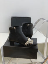 Load image into Gallery viewer, SE706  Size 5-9  Heels:4cm Shaft measures approximately 4.7” from arch Material: Cowhide  Lining: Sheepskin Sole: Italian leather
