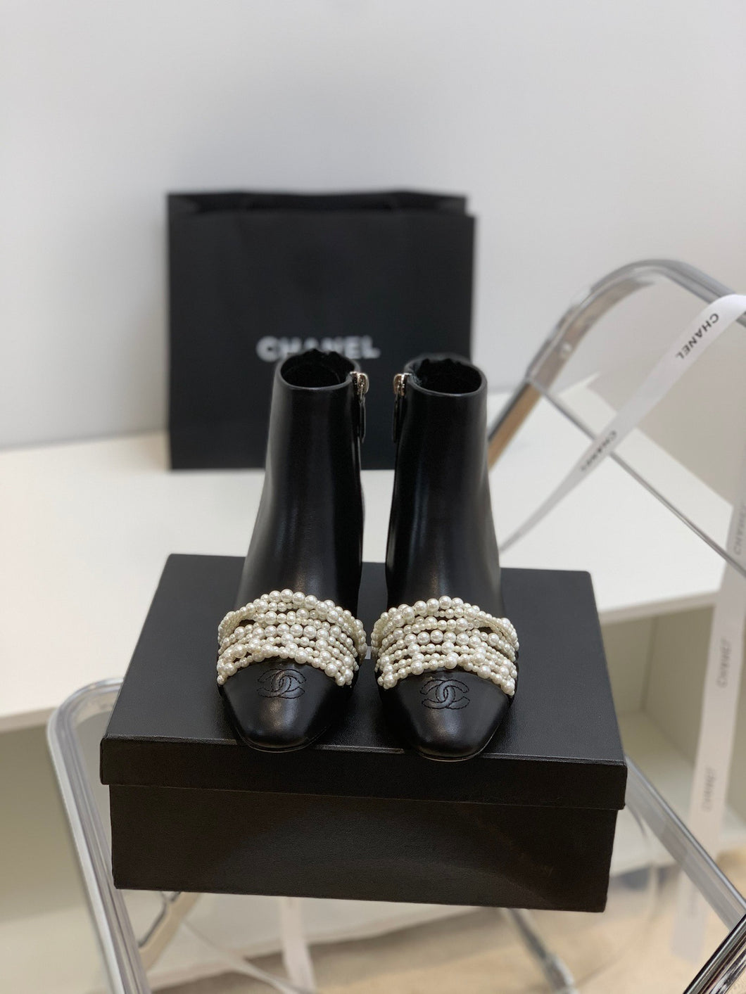 SE706  Size 5-9  Heels:4cm Shaft measures approximately 4.7” from arch Material: Cowhide  Lining: Sheepskin Sole: Italian leather