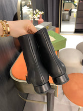 Load image into Gallery viewer, SE730  Size 4-10  Heels:2.4cm Material: Cowhide  Lining: Sheep skin Sole: Italian leather
