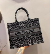 Load image into Gallery viewer, DR202  HIGHEST QUALITY VERSION Mini:8.9x9.5x3.2inch  S:14.4x11x6.9inch  L:16.3x13.8x7.1inch
