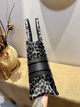 Load image into Gallery viewer, DR202  HIGHEST QUALITY VERSION Mini:8.9x9.5x3.2inch  S:14.4x11x6.9inch  L:16.3x13.8x7.1inch
