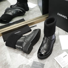 Load image into Gallery viewer, SE743  Size 5-9   Material: Cowhide  Lining: Sheep skin Sole: Rubber
