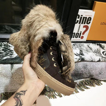 Load image into Gallery viewer, SE744   Size 4-12   Material: Cowhide  Lining: Rabbit Fur Sole: Rubber
