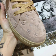 Load image into Gallery viewer, SE745  Size 4-12  Material: Cowhide  Lining: Rabbit Fur Sole: Rubber
