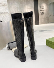 Load image into Gallery viewer, SE754 Size 4-10   approximately 17.7” from arch Material: Cowhide  Lining: Sheep skin Sole: Rubber
