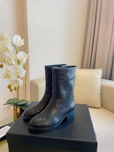 Load image into Gallery viewer, SE757  Size 5-9  Material: Cowhide  Lining: Sheep skin Sole: Italian leather
