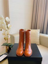 Load image into Gallery viewer, SE758  Size 5-9   Material: Cowhide  Lining: Sheep skin Sole: Italian leather
