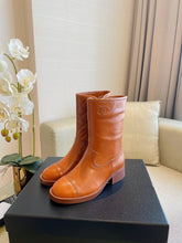 Load image into Gallery viewer, SE758  Size 5-9   Material: Cowhide  Lining: Sheep skin Sole: Italian leather
