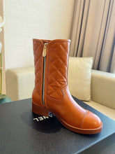 Load image into Gallery viewer, SE758  Size 5-9   Material: Cowhide  Lining: Sheep skin Sole: Italian leather
