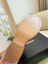 Load image into Gallery viewer, SE758  Size 5-9   Material: Cowhide  Lining: Sheep skin Sole: Italian leather
