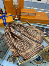 Load image into Gallery viewer, CLTH218   Silk 90x90cm
