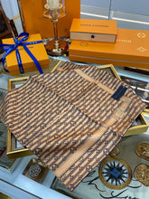 Load image into Gallery viewer, CLTH218   Silk 90x90cm
