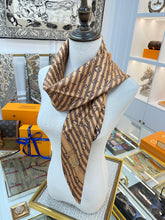 Load image into Gallery viewer, CLTH218   Silk 90x90cm
