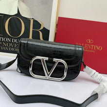 Load image into Gallery viewer, VLTN061   Mini:7.1x4.9x3inch   Small:10.6x5.9x3.5inch
