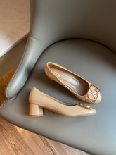 Load image into Gallery viewer, SE791  Size5-10   Material: Cowhide  Lining: Sheep skin Sole: Italian leather
