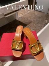 Load image into Gallery viewer, SE795  Size5-11  Heels:6.5cm Material: Cowhide  Lining: Sheep skin Sole: Italian leather
