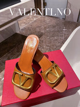 Load image into Gallery viewer, SE795  Size5-11  Heels:6.5cm Material: Cowhide  Lining: Sheep skin Sole: Italian leather
