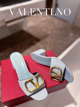 Load image into Gallery viewer, SE796   Size5-11  Heels:6.5cm Material: Cowhide  Lining: Sheep skin Sole: Italian leather

