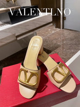 Load image into Gallery viewer, SE797  Size5-11  Heels:6.5cm Material: Cowhide  Lining: Sheep skin Sole: Italian leather
