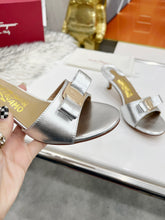 Load image into Gallery viewer, SE801  Size5-12   Heels:5cm Material: Cowhide  Lining: Sheep skin Sole: Italian leather
