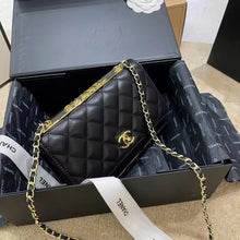 Load image into Gallery viewer, CC647 Wallet on the Chain / 4.8 × 7.5 × 1.4 in
