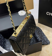 Load image into Gallery viewer, CC647 Wallet on the Chain / 4.8 × 7.5 × 1.4 in
