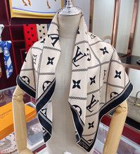 Load image into Gallery viewer, CLTH250 LB Croisillon Square Scarves
