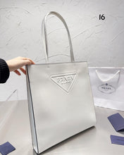 Load image into Gallery viewer, PD185 Leather Tote Bag / 14.9x2x14inch
