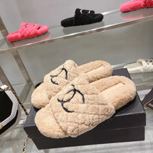 Load image into Gallery viewer, SE954 CC Wool Slippers / Size5-11
