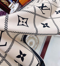 Load image into Gallery viewer, CLTH250 LB Croisillon Square Scarves
