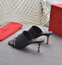 Load image into Gallery viewer, SE858 VLTN Slippers / Size5-11
