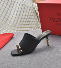 Load image into Gallery viewer, SE858 VLTN Slippers / Size5-11
