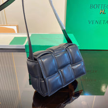 Load image into Gallery viewer, BV040 Candy Padded Cassette / 3.1x4.7x1.6inch
