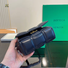 Load image into Gallery viewer, BV040 Candy Padded Cassette / 3.1x4.7x1.6inch
