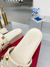 Load image into Gallery viewer, SE860 VLTN ROMAN STUD FLATFORM SLIDE SANDAL IN QUILTED NAPPA / Size5-9
