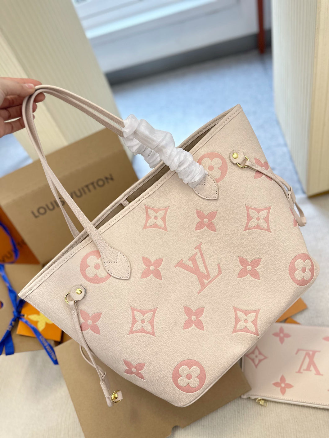 LB777 Neverfull MM / 12.2 x 11 x 5.5 inches