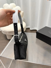 Load image into Gallery viewer, PD194 Hobo Bag / 10.6x2.7x3.9inch
