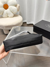 Load image into Gallery viewer, PD194 Hobo Bag / 10.6x2.7x3.9inch
