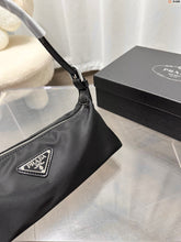 Load image into Gallery viewer, PD194 Hobo Bag / 10.6x2.7x3.9inch
