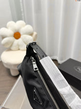 Load image into Gallery viewer, PD194 Hobo Bag / 10.6x2.7x3.9inch
